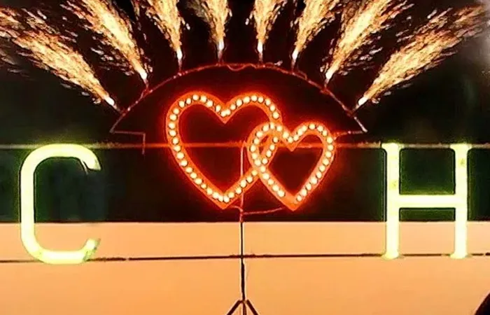 Огненный фейерверк горящие сердца — Вышний Волочёк Наземный салют в форме горящего сердца – это незабываемое шоу, которое создает самые яркие эмоции у молодоженов и приглашенных зрителей, гостей свадебного торжества. Современные пиротехнические изделия профессионального типа позволяют организовать захватывающие фейерверк шоу во главе с искристыми фонтанами в форме горящего сердца, букв, слов, цифр. Горящие салюты - сердца подчеркнут тематику свадебного торжества и помогут выделить главные моменты свадьбы — Вышний Волочёк организация и проведение фейерверк шоу от магазина пиротехники  — Вышний Волочёк